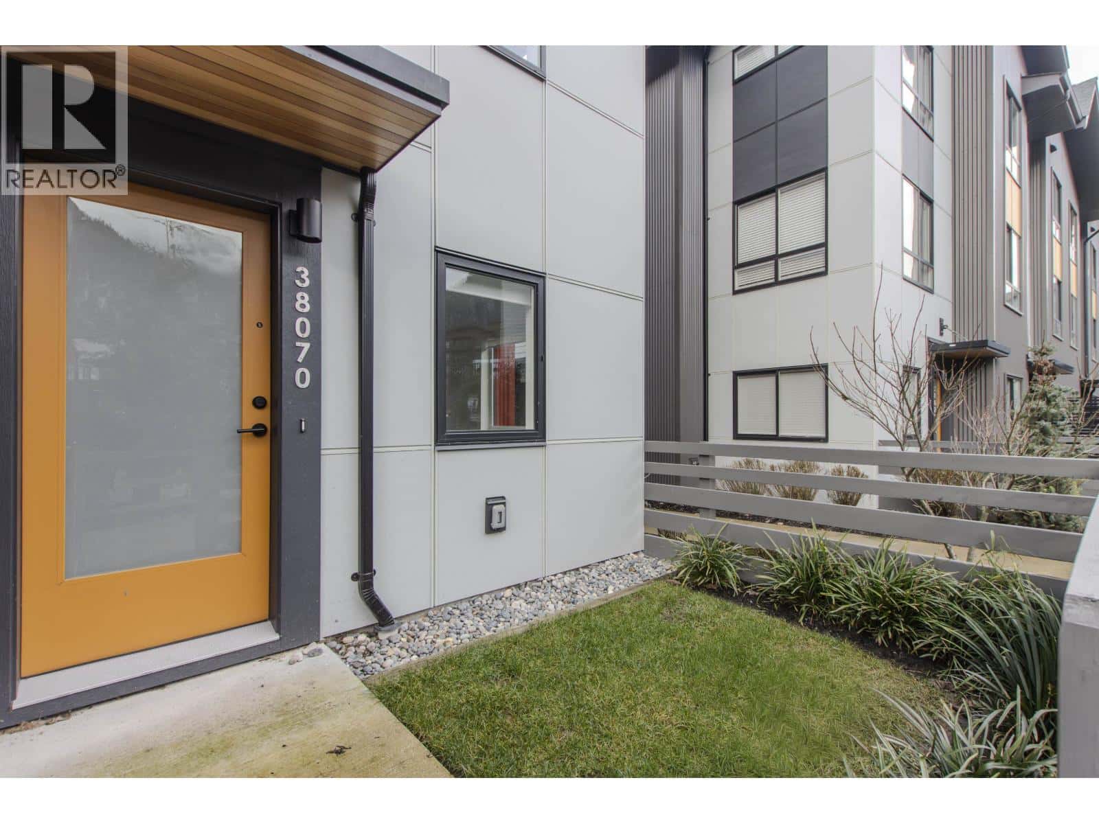 38070 HELM WAY — Squamish, British Columbia - Photo 3 of 30