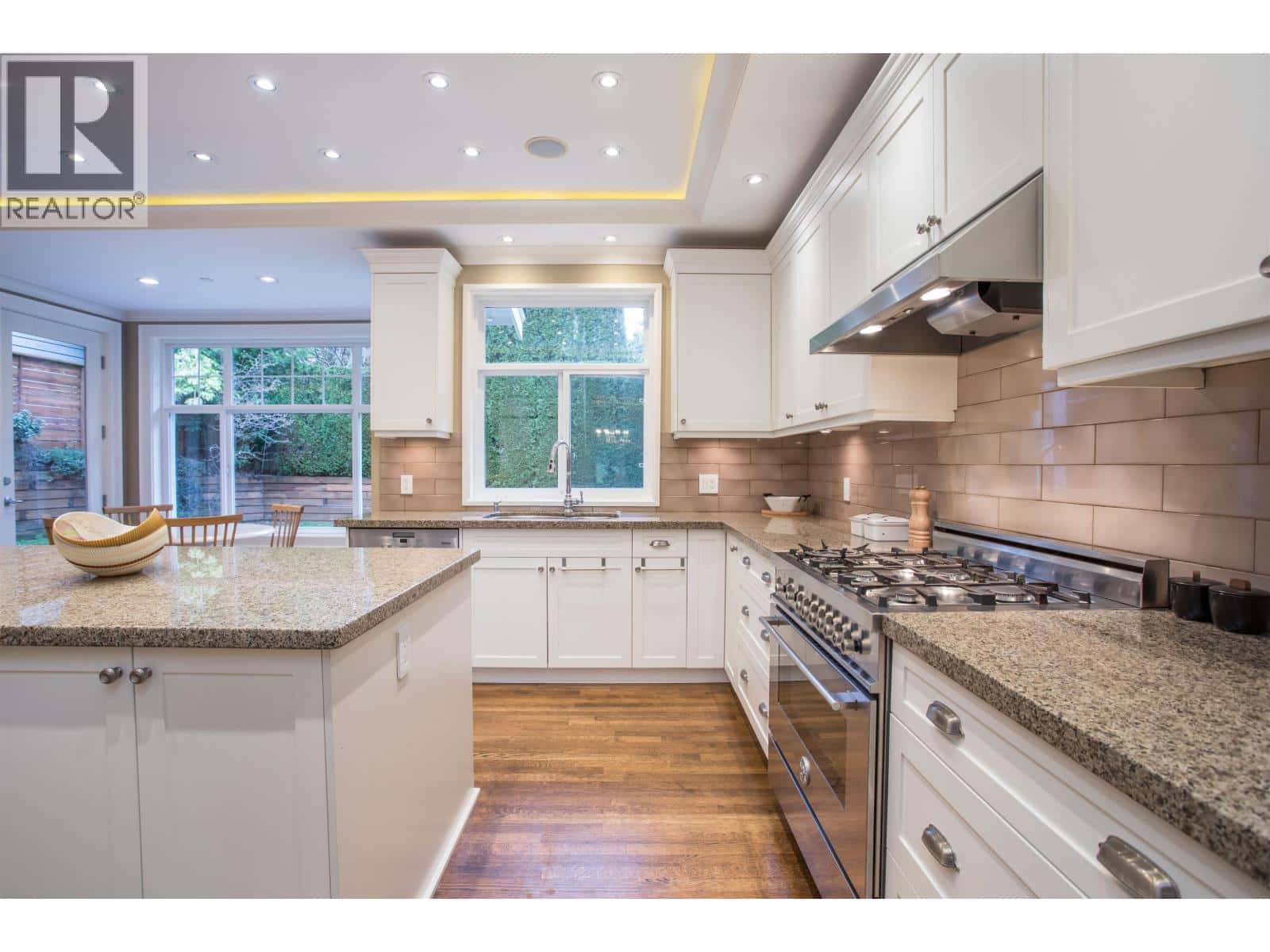 6417 PITT STREET — West Vancouver, British Columbia - Photo 5 of 37