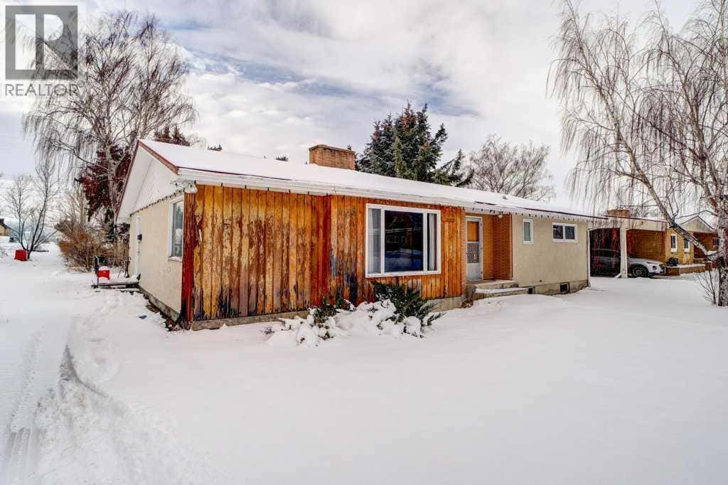 432 2 Avenue NE — Milk River, Alberta - Photo 3 of 43