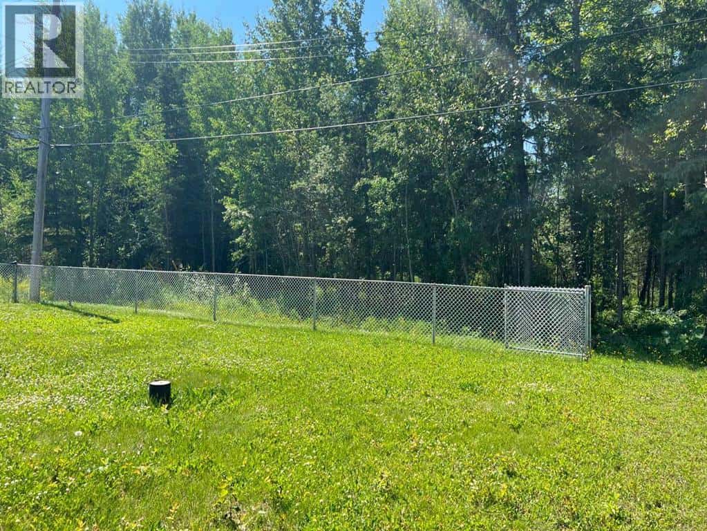 413 2 Avenue — Fox Creek, Alberta - Photo 3 of 3