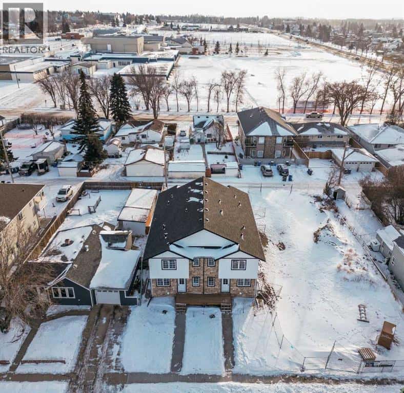 5139 48 Street — Innisfail, Alberta - Photo 2 of 36