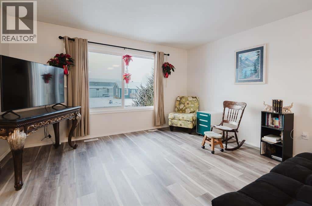 B, 9700 95 Avenue — Sexsmith, Alberta - Photo 3 of 27