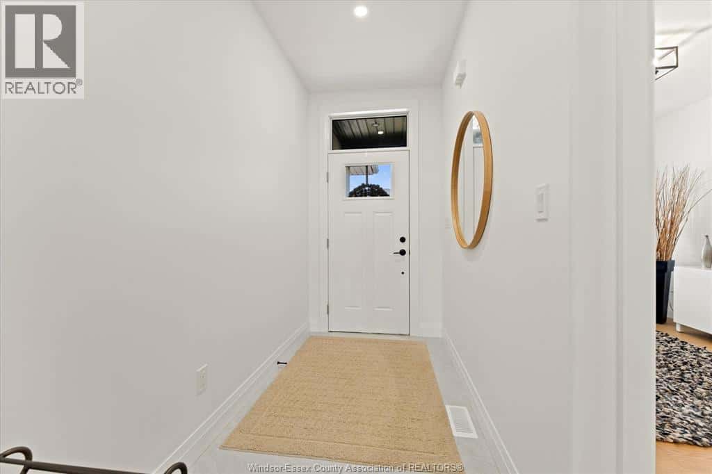 2566 BARKLEY — Windsor, Ontario - Photo 4 of 33