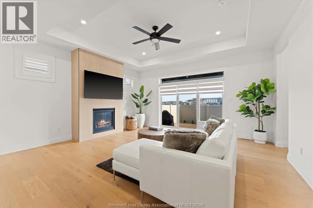 2566 BARKLEY — Windsor, Ontario - Photo 5 of 33