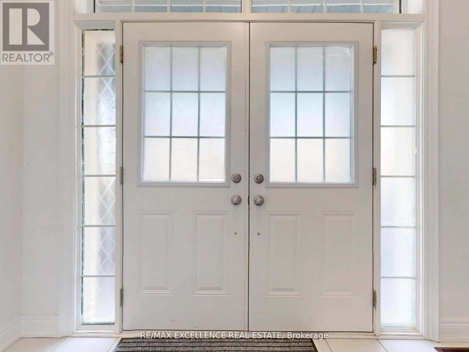 33 TIGER CRESCENT — Brampton (Sandringham-Wellington North), Ontario - Photo 2 of 28