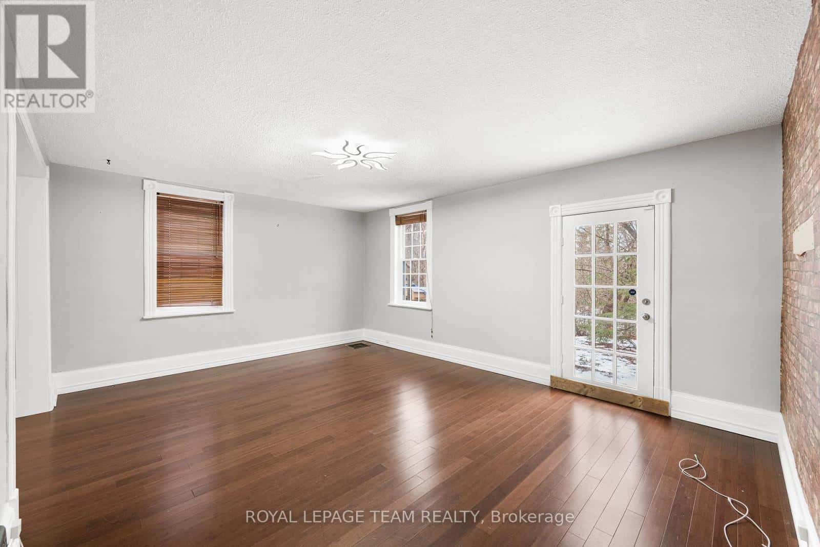 509 MOFFAT STREET — Pembroke, Ontario - Photo 5 of 48