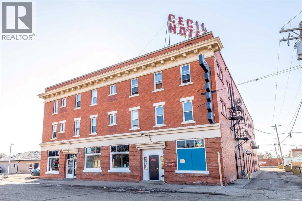 733 4 Street SE — Medicine Hat, Alberta - Main photo