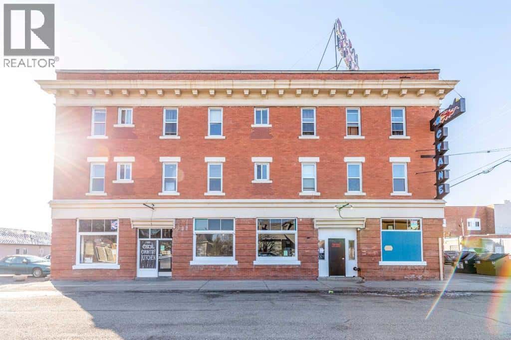 733 4 Street SE — Medicine Hat, Alberta - Photo 2 of 8