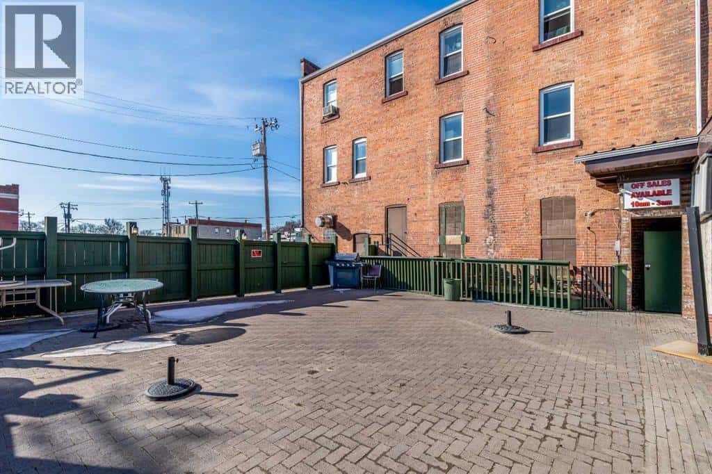 733 4 Street SE — Medicine Hat, Alberta - Photo 5 of 8