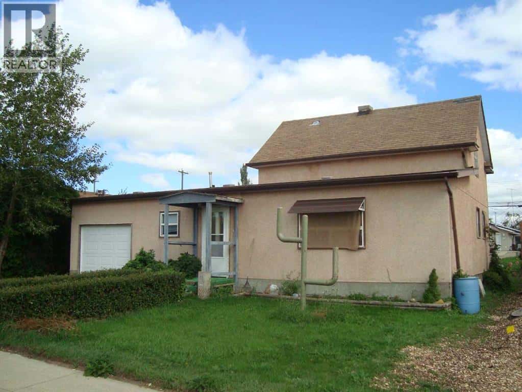 114 School Road — Trochu, Alberta - Photo 3 of 44