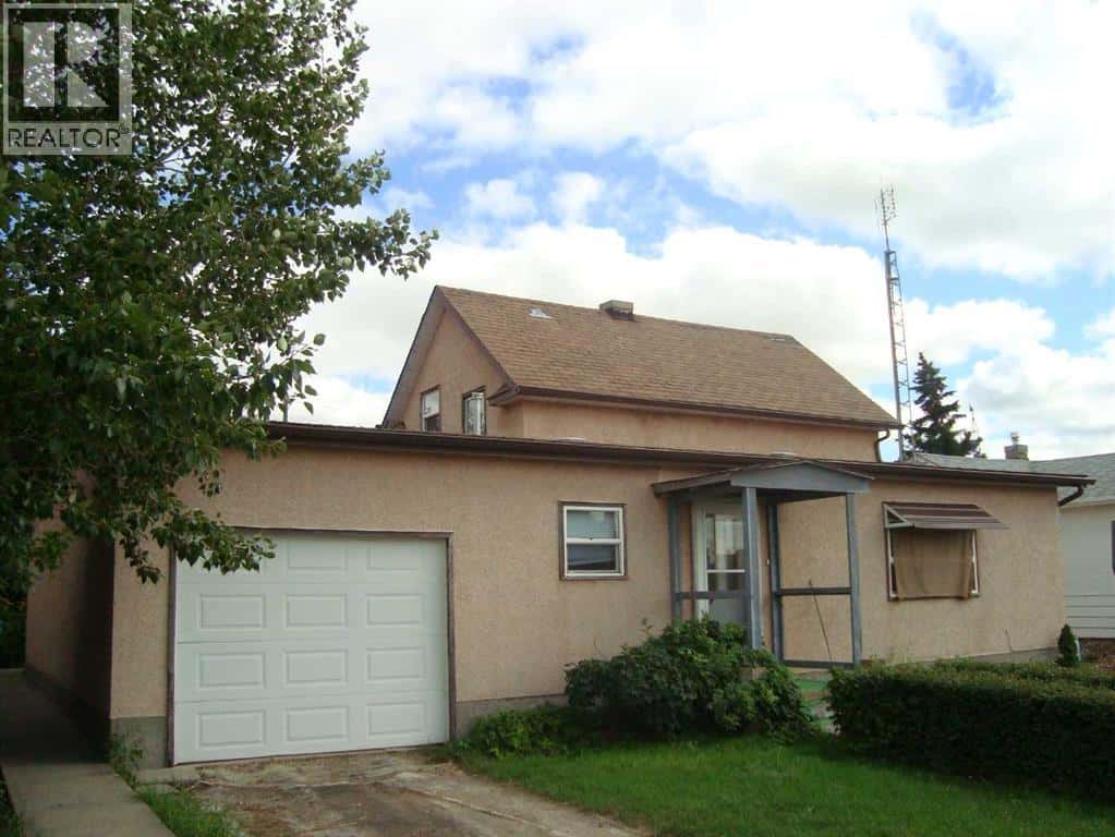 114 School Road — Trochu, Alberta - Photo 2 of 44