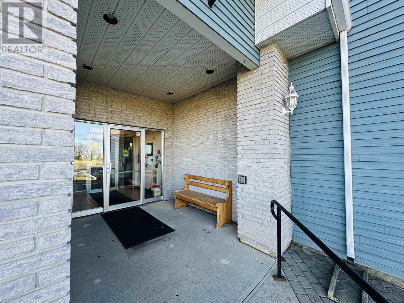 105 800 Gordon ST — Thunder Bay, Ontario - Photo 2 of 4