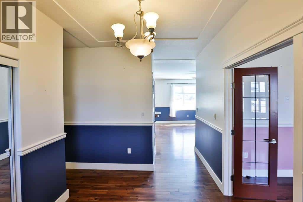 425 N 100 W — Raymond, Alberta - Photo 3 of 31