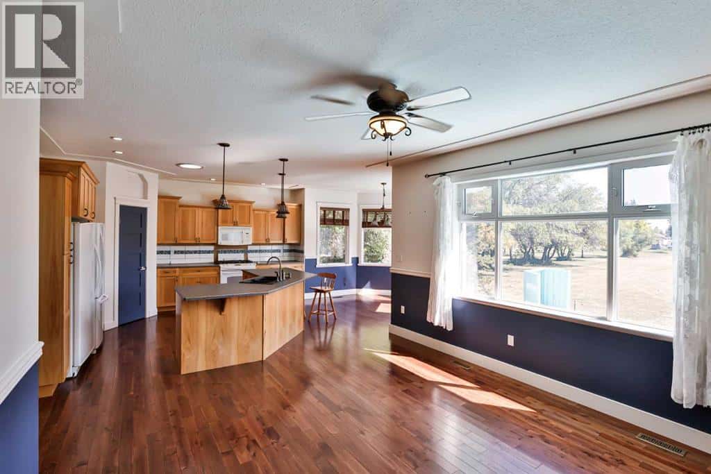 425 N 100 W — Raymond, Alberta - Photo 5 of 31