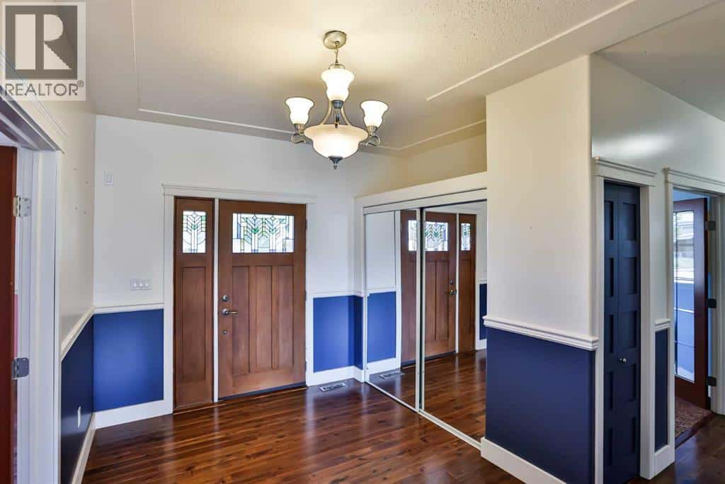 425 N 100 W — Raymond, Alberta - Photo 4 of 31