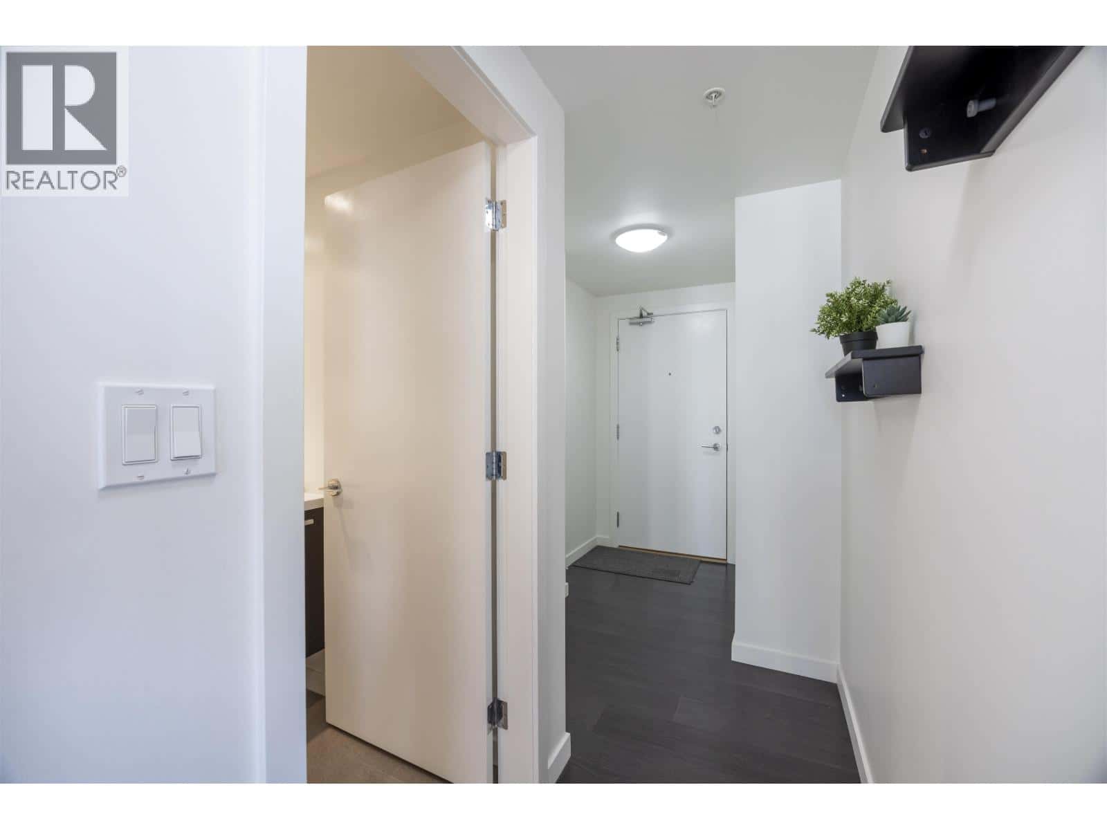 1709 6333 SILVER — Burnaby, British Columbia - Photo 3 of 21