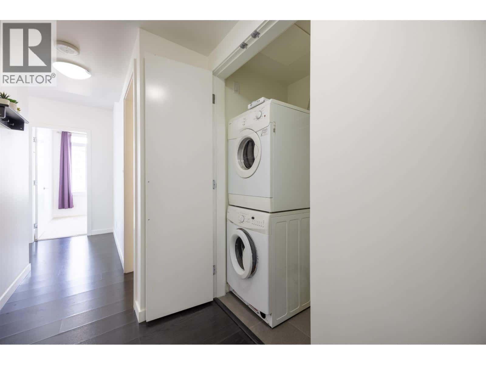 1709 6333 SILVER — Burnaby, British Columbia - Photo 4 of 21