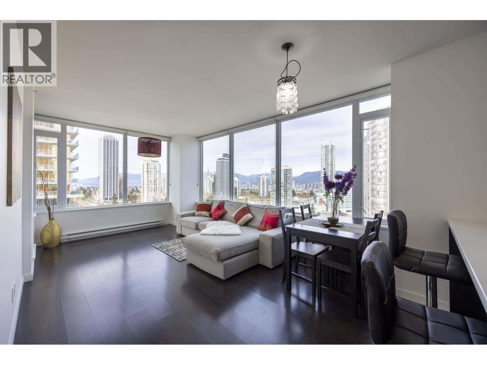 1709 6333 SILVER — Burnaby, British Columbia - Photo 5 of 21