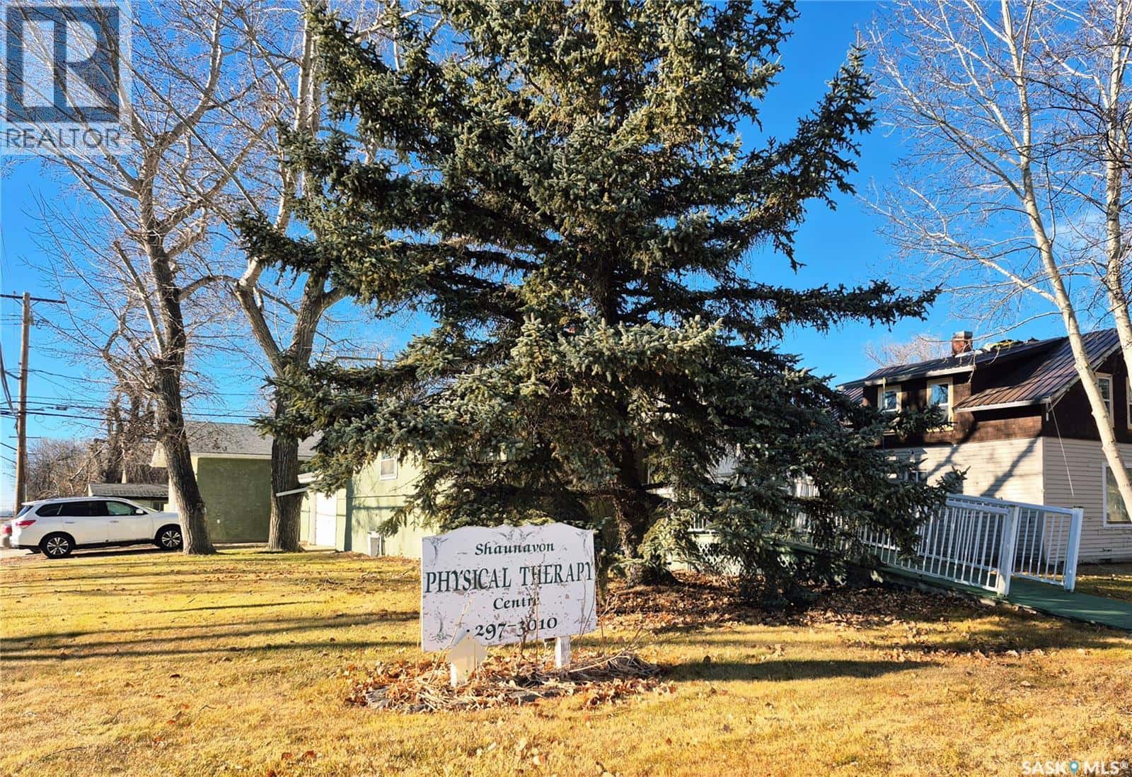 505 Centre STREET — Shaunavon, Saskatchewan - Photo 3 of 32