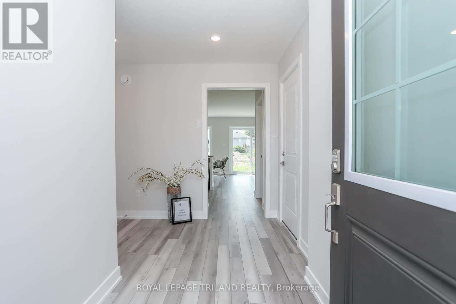 24 HARROW LANE — St. Thomas, Ontario - Photo 2 of 38