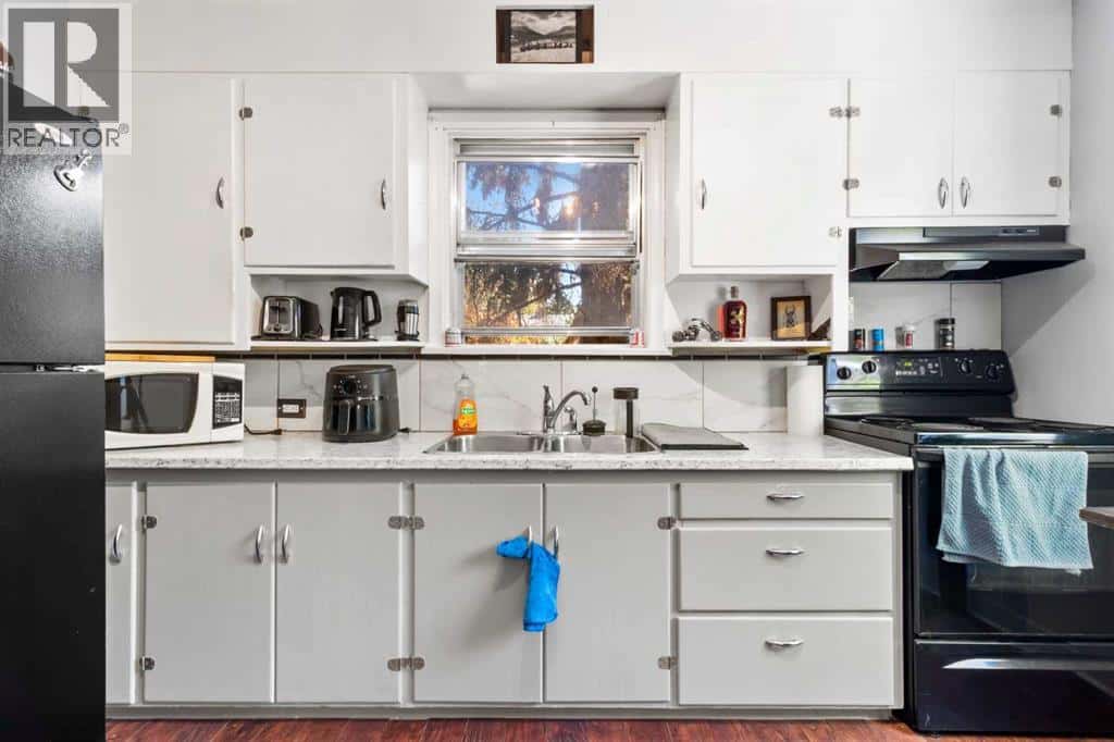 4732 52 Street — Sylvan Lake, Alberta - Photo 2 of 25