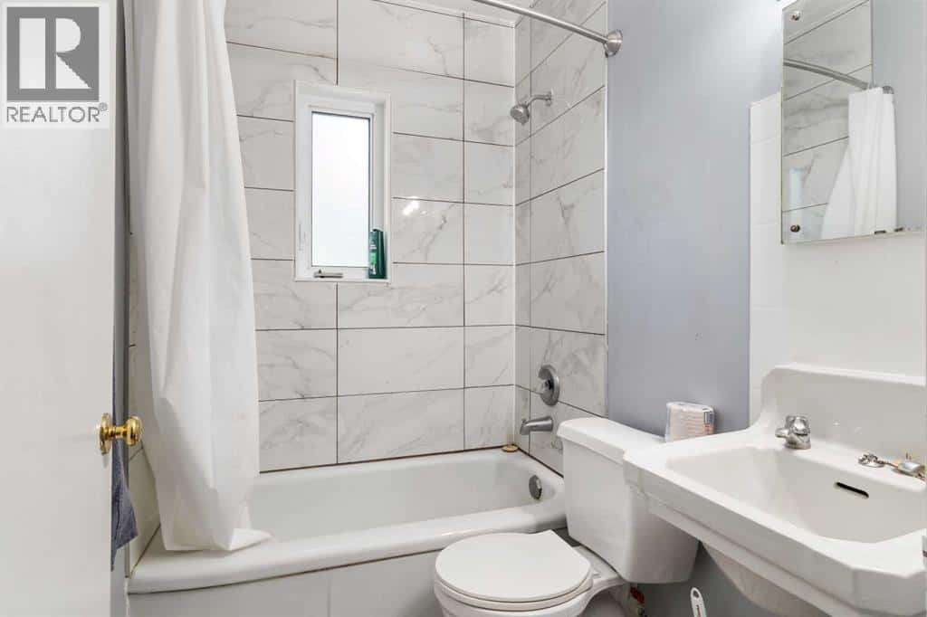 4732 52 Street — Sylvan Lake, Alberta - Photo 4 of 25