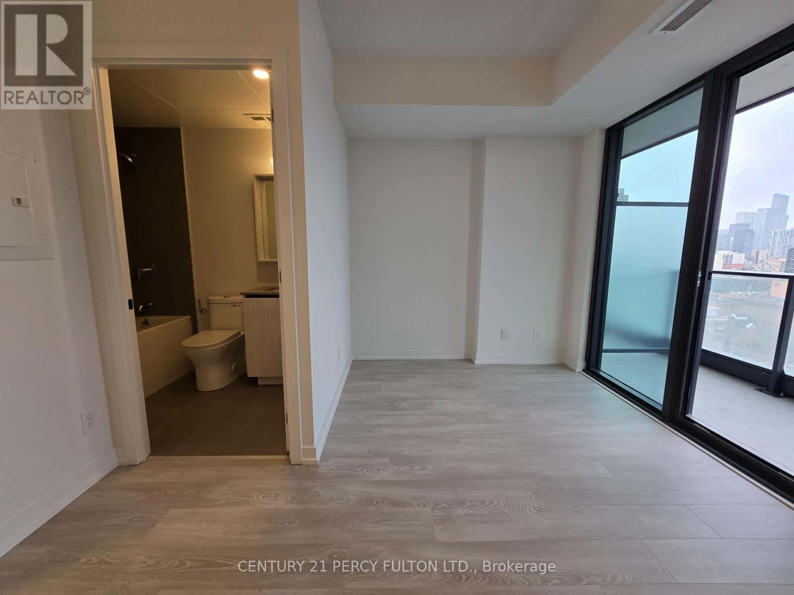 Toronto (Waterfront Communities) — Toronto (Waterfront Communities) - Photo 2 of 19