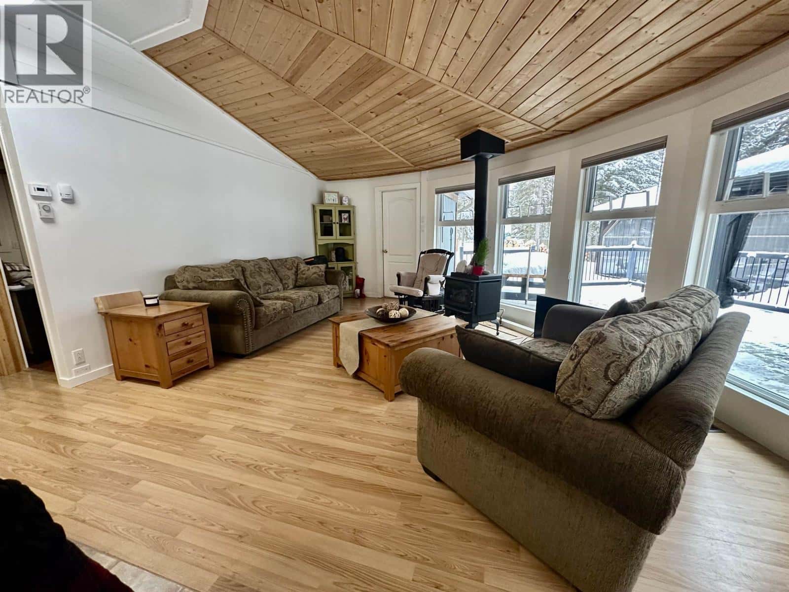 772 S GREEN LAKE ROAD — 70 Mile House, British Columbia - Photo 2 of 37