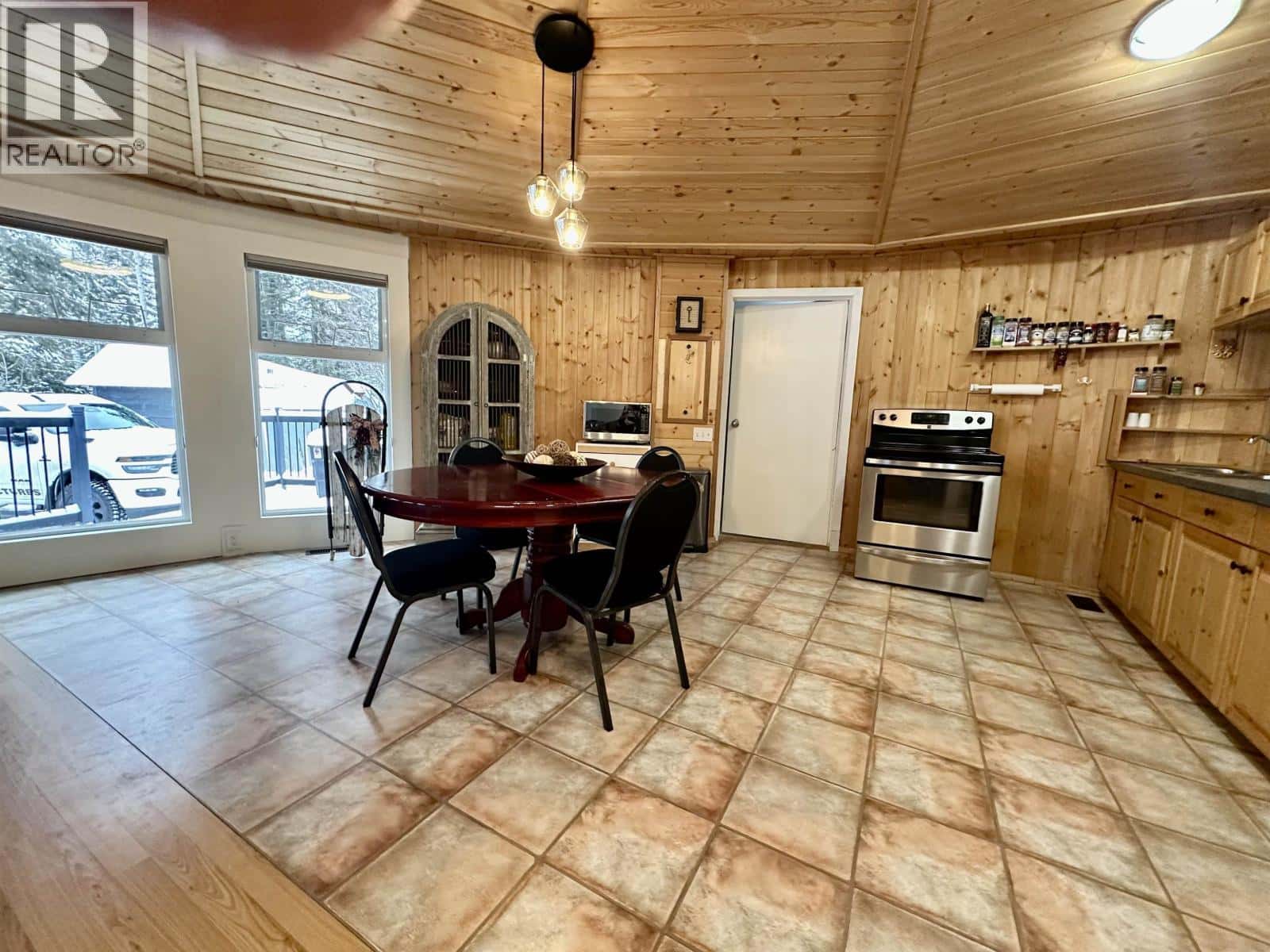 772 S GREEN LAKE ROAD — 70 Mile House, British Columbia - Photo 4 of 37