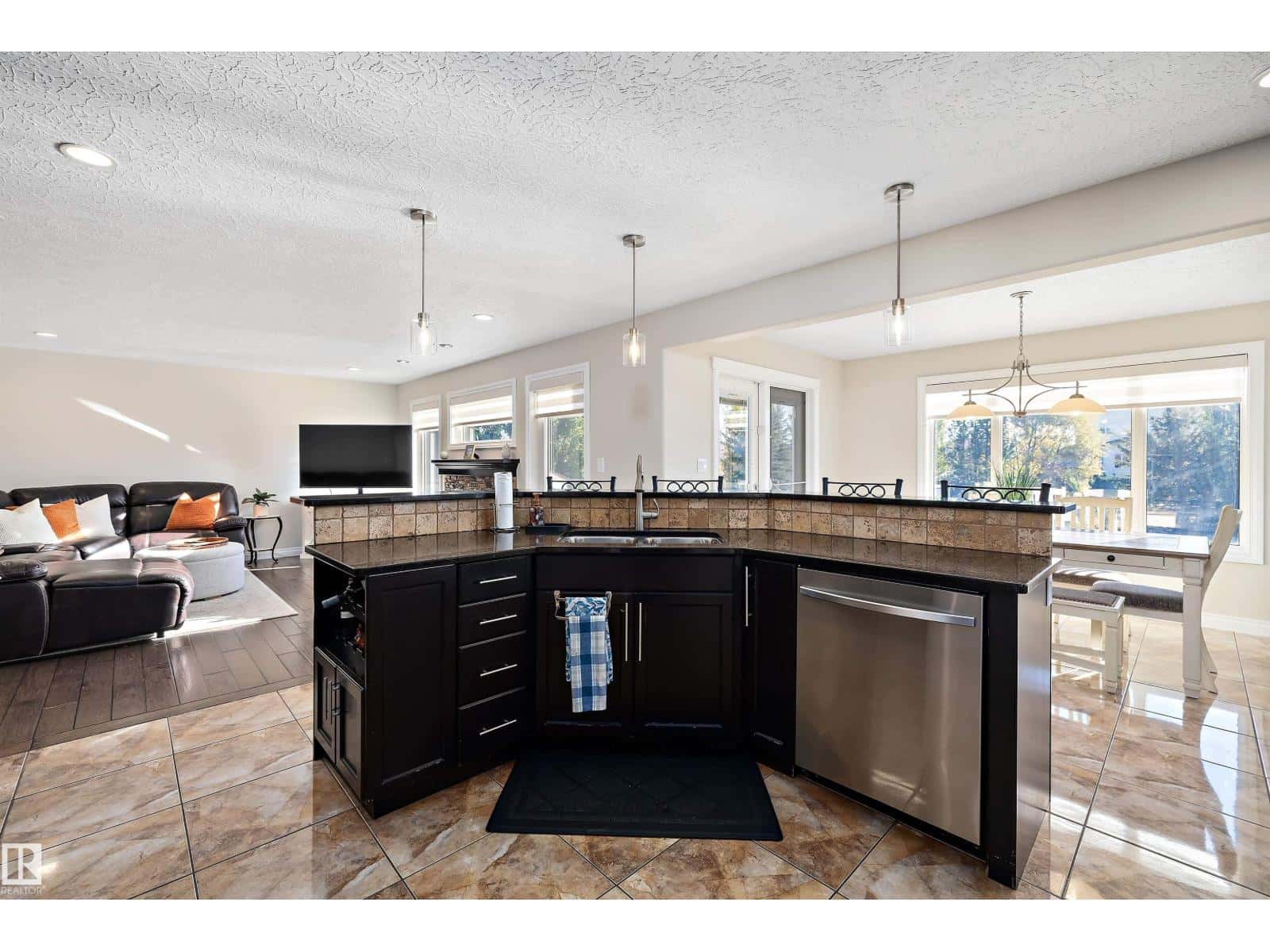 231 GREENFIELD WY — Fort Saskatchewan, Alberta - Photo 5 of 75