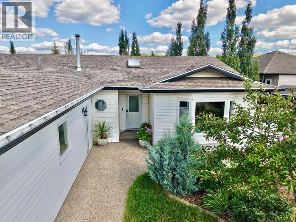 10501 83 Street — Peace River, Alberta - Photo 2 of 37