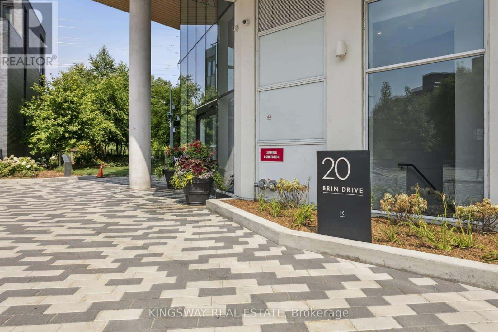 604 - 20 BRIN DRIVE — Toronto (Edenbridge-Humber Valley), Ontario - Photo 2 of 64