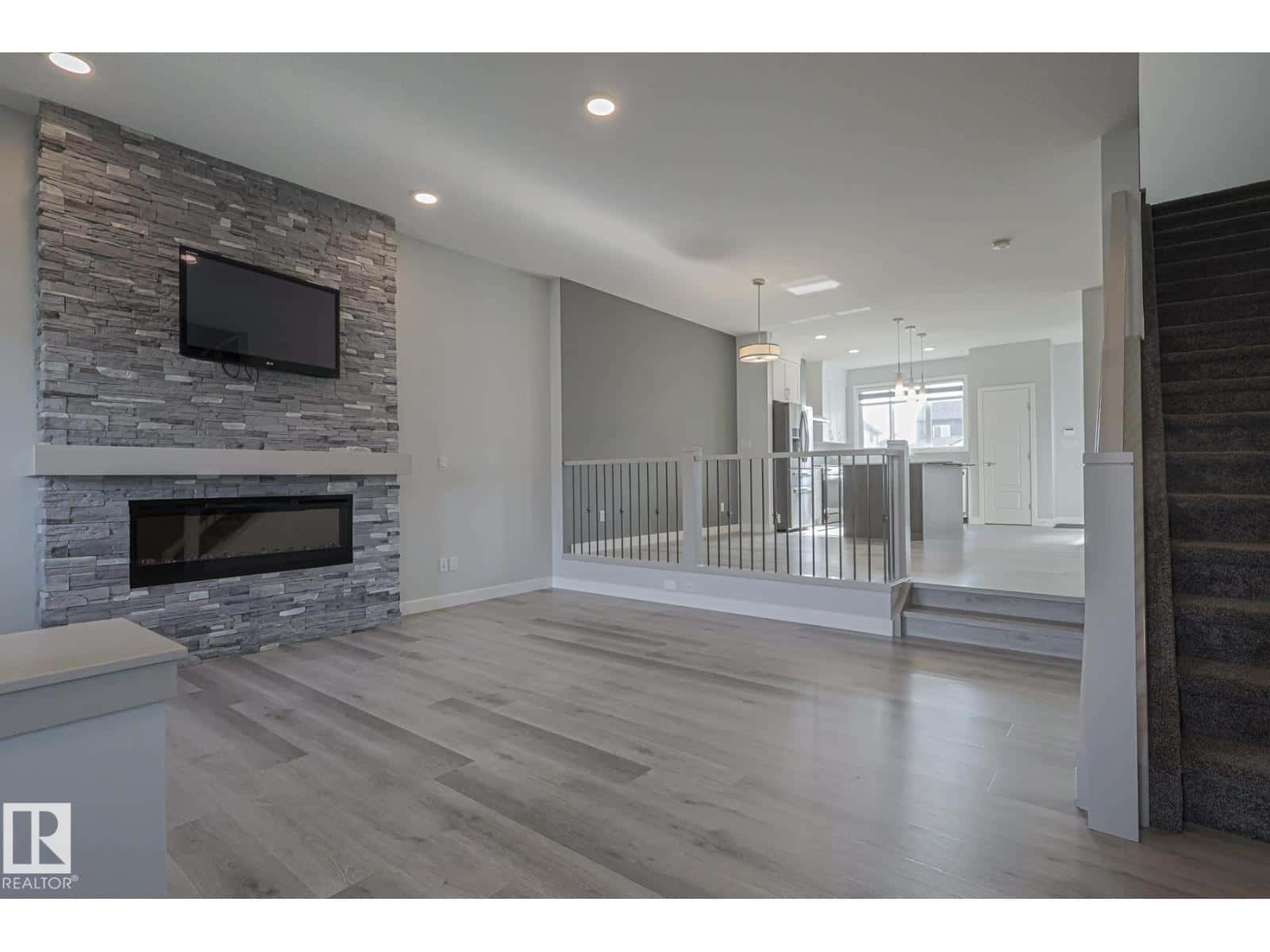 1653 PLUM CIRCLE CI SW — Edmonton, Alberta - Photo 2 of 68