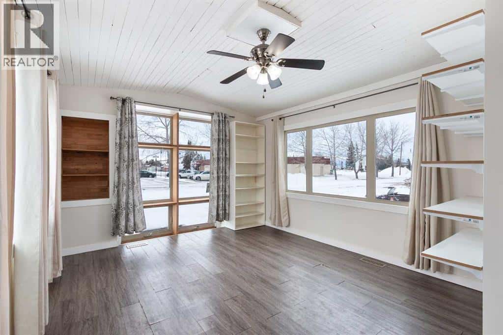 1 Park Avenue — Carstairs, Alberta - Photo 3 of 23