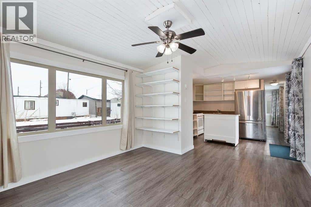 1 Park Avenue — Carstairs, Alberta - Photo 4 of 23