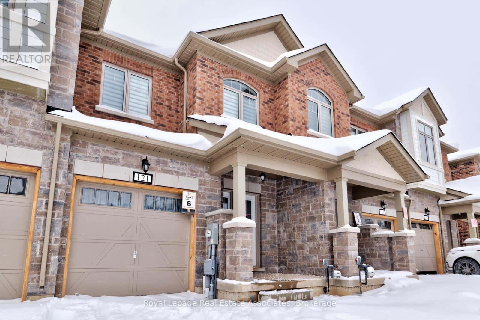 Thorold (Rolling Meadows) — Thorold (Rolling Meadows) - Photo 2 of 31