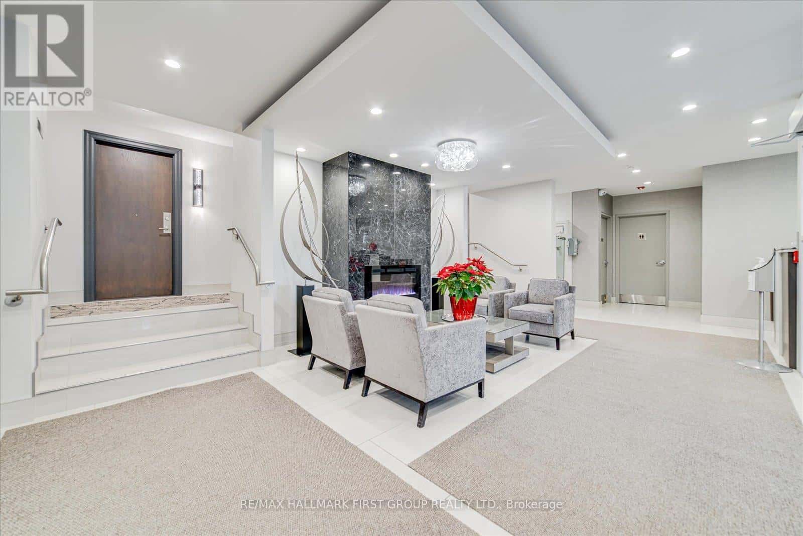 218 - 340 WATSON STREET W — Whitby (Port Whitby), Ontario - Photo 4 of 35