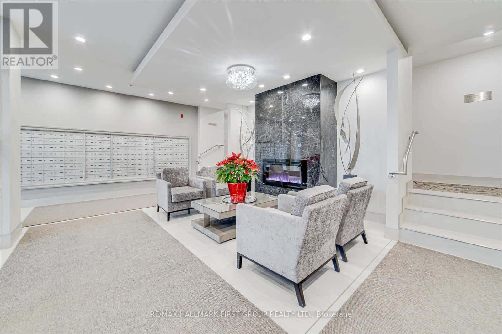 218 - 340 WATSON STREET W — Whitby (Port Whitby), Ontario - Photo 5 of 35