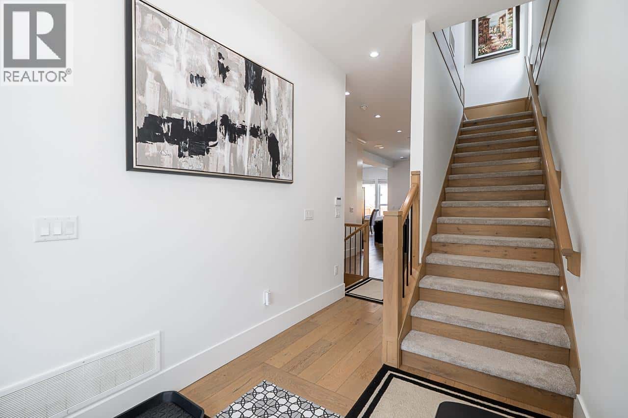 23091 134 LOOP — Maple Ridge, British Columbia - Photo 3 of 40