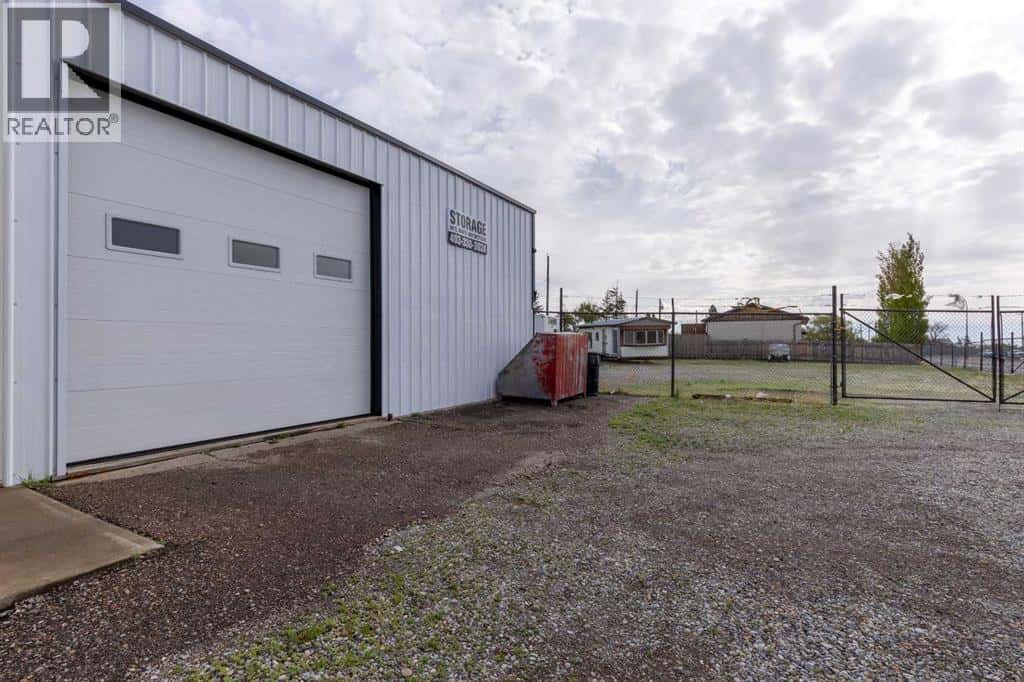 201 & 215 15 Street — Fort Macleod, Alberta - Photo 5 of 38