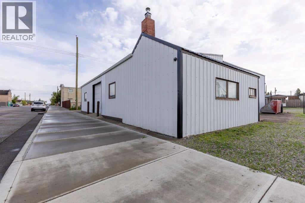 201 & 215 15 Street — Fort Macleod, Alberta - Photo 3 of 38