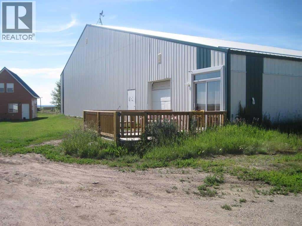 242044A Range Road 224 — Rural Wheatland County, Alberta - Photo 3 of 32