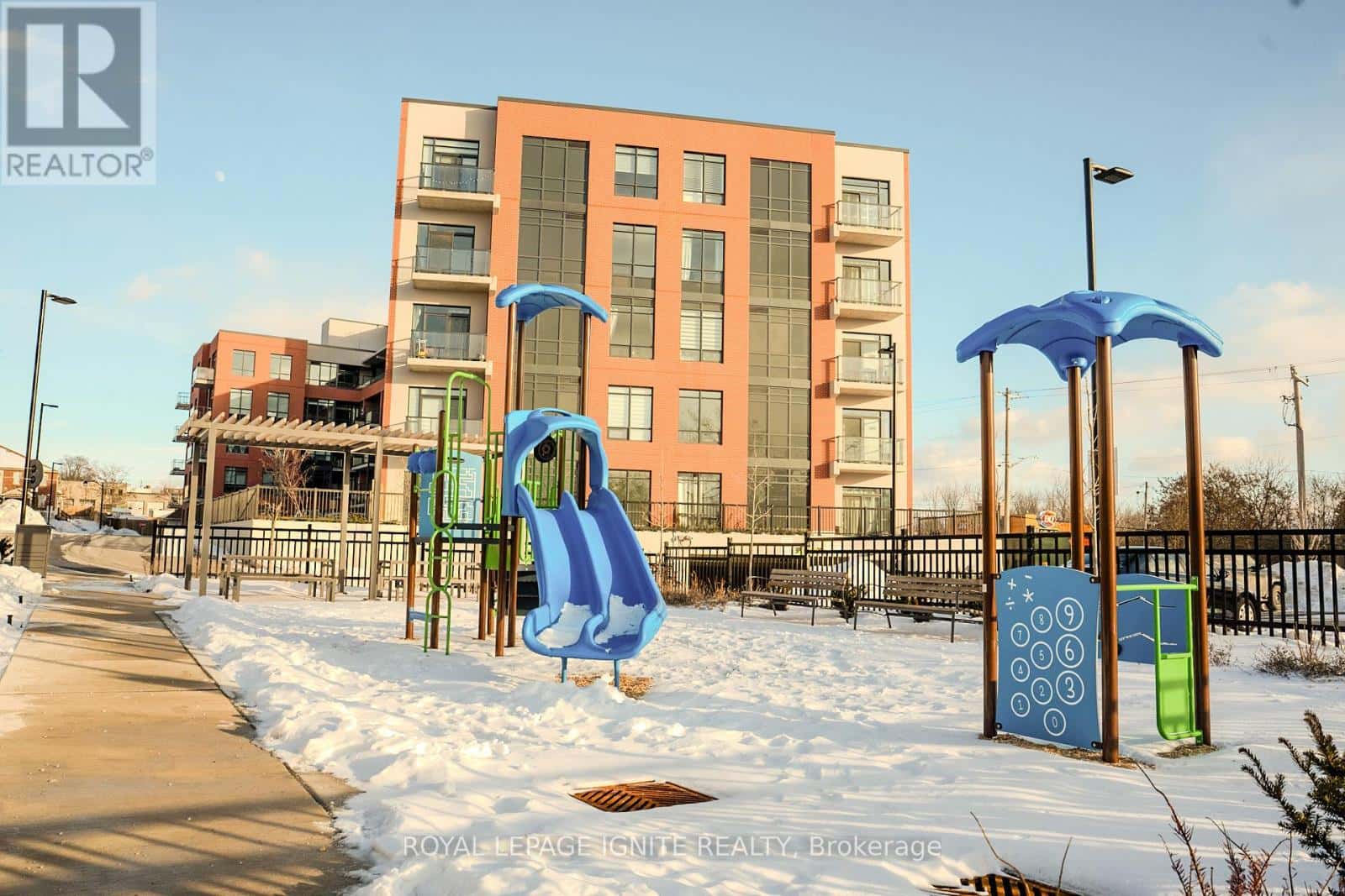 519 - 1010 DUNDAS STREET E — Whitby (Taunton North), Ontario - Photo 3 of 28