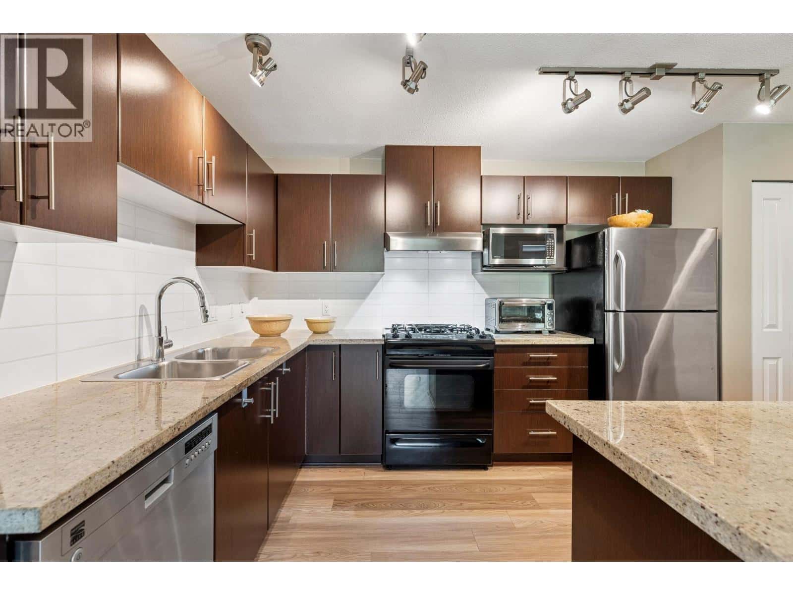 212 600 KLAHANIE DRIVE — Port Moody, British Columbia - Photo 3 of 38