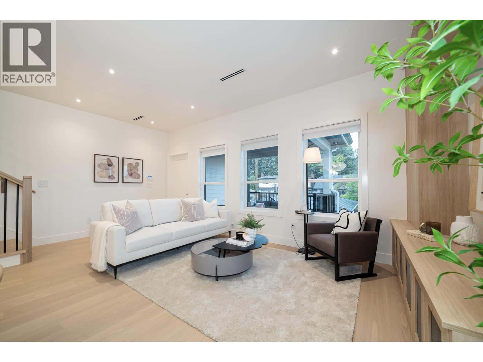 3817 OXFORD STREET — Burnaby, British Columbia - Photo 3 of 40