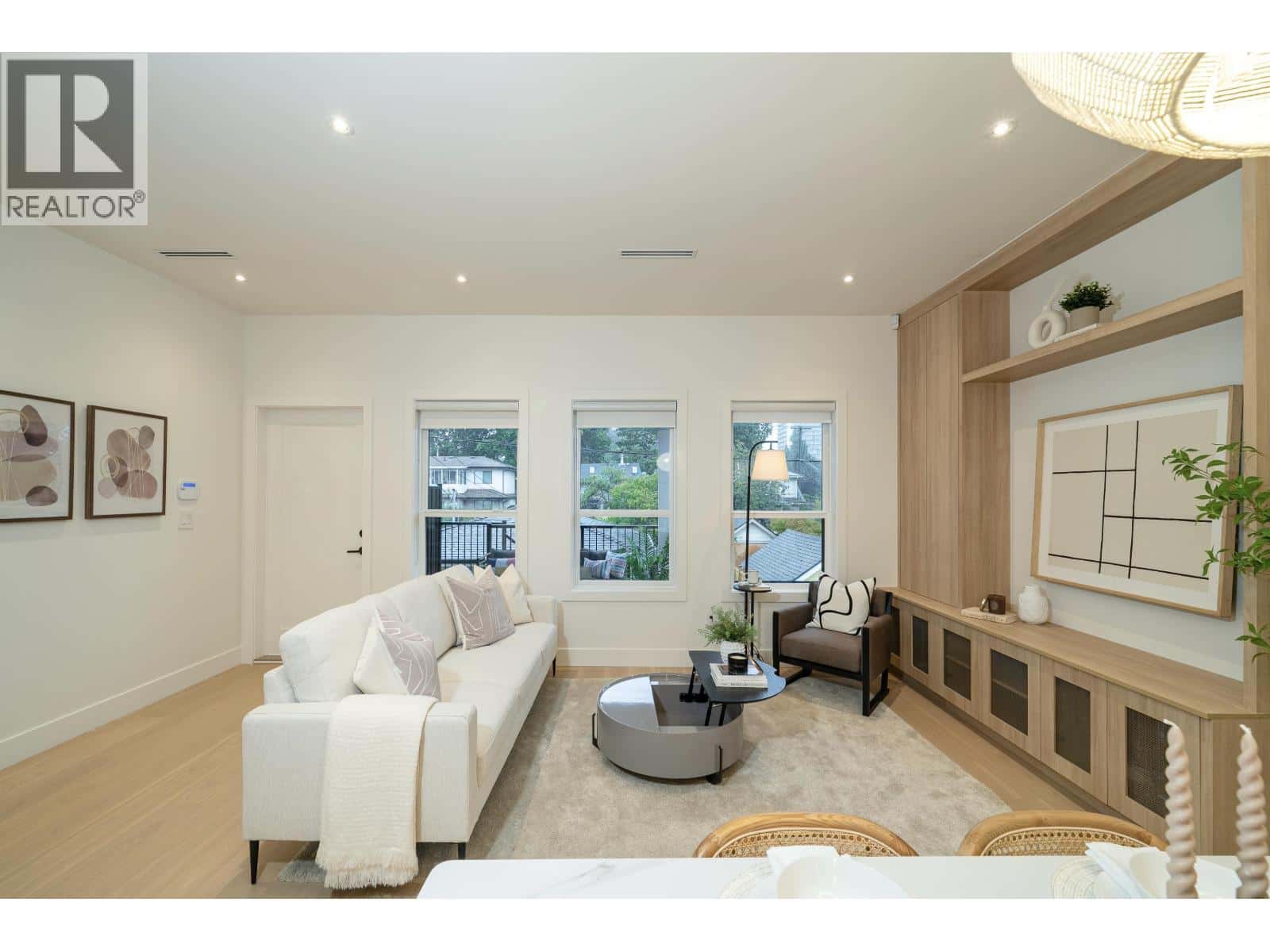 3817 OXFORD STREET — Burnaby, British Columbia - Photo 4 of 40