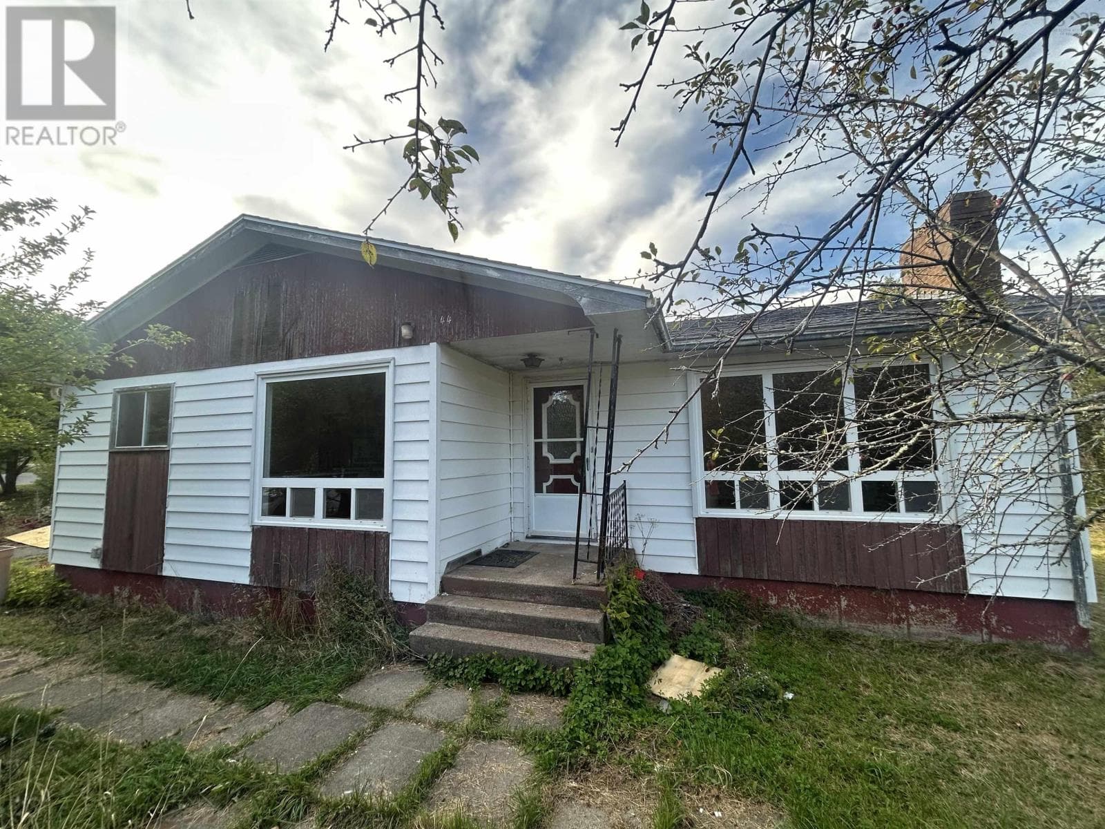 44 Weir Avenue — Stellarton, Nova Scotia - Main photo