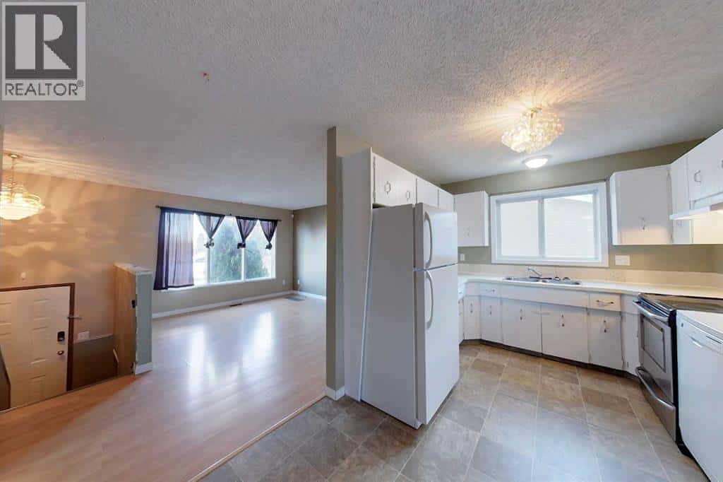 1004 12 Street — Slave Lake, Alberta - Photo 4 of 16