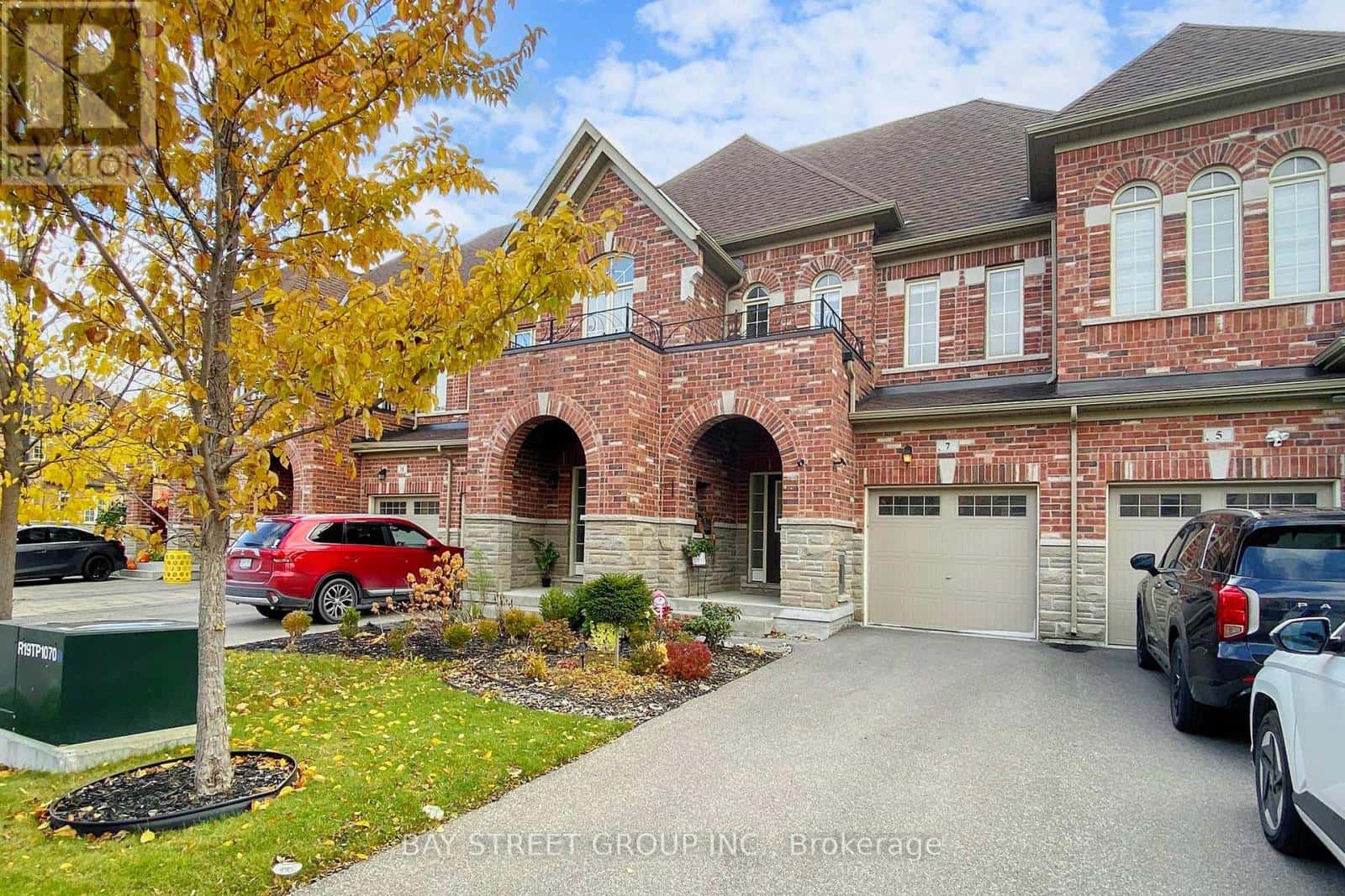 7 PAPER MILLS CRESCENT — Richmond Hill (Jefferson), Ontario - Photo 2 of 37