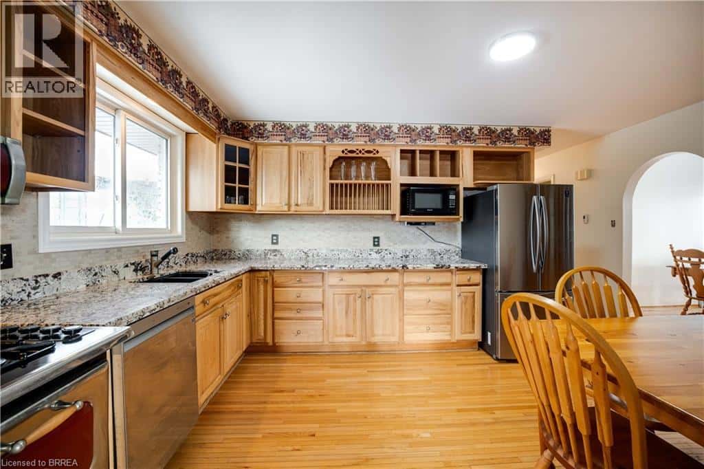 133 BURWELL Street — Brantford, Ontario - Photo 2 of 33